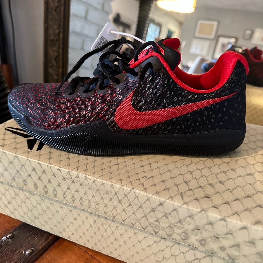 Kobe Mamba Instinct size 8.5 Men’s Basketball Shoe